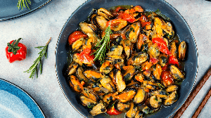 Mexilhão salteado com tomate-cereja e ervas (Imagem: Mykolal Mykolal | Shutterstock)
