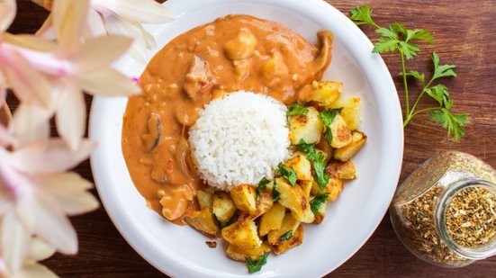 Estrogonofe de cogumelos com arroz branco e batatas (Imagem: Ana Brettas | Shutterstock)