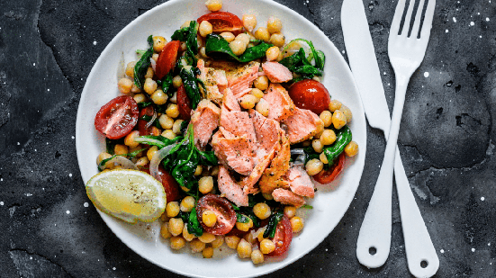 Salada morna de salmão com grão-de-bico e espinafre (Imagem: Kiian Oksana | Shutterstock)