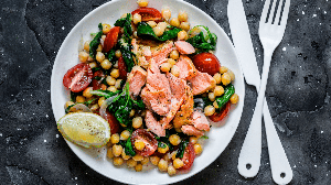 Salada morna de salmão com grão-de-bico e espinafre (Imagem: Kiian Oksana | Shutterstock)