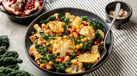 Salada de grão-de-bico com couve e romã (Imagem: OlgaBombologna | Shutterstock)