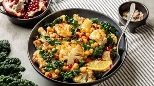 Salada de grão-de-bico com couve e romã (Imagem: OlgaBombologna | Shutterstock)