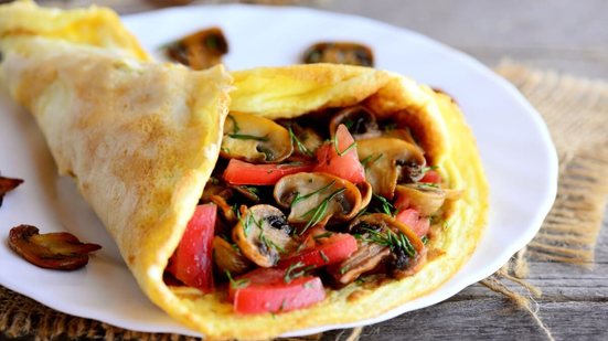 Omelete com cogumelo e tomate (Imagem: OnlyZoia | Shutterstock(