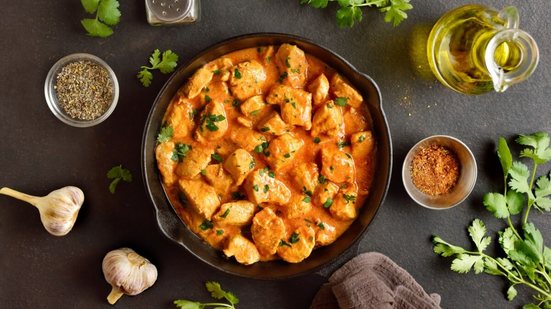 Frango ao molho cremoso de especiarias (Imagem: Tatiana Volgutova | Shutterstock)