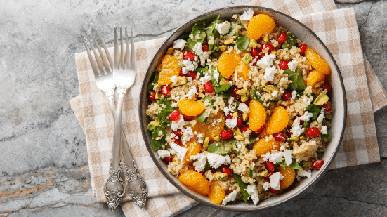Salada de quinoa com ricota e tangerina (Imagem: Sergii Koval | Shutterstock)