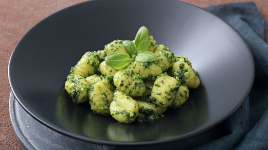 Nhoque de batata-doce ao pesto (Imagem: denio109 | Shutterstock)