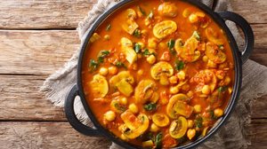 Curry de cogumelos, grão-de-bico e espinafre (Imagem: Sergii Koval | Shutterstock)