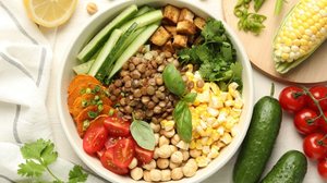 Bowl de lentilha, grão-de-bico e legumes (Imagem: New Africa | Shutterstock)