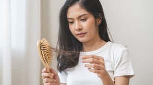 A alopecia feminina pode afetar diretamente a saúde emocional e a qualidade de vida das mulheres (Imagem: Kmpzzz | Shutterstock)
