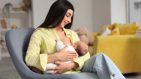 Informações práticas e acolhedoras tornam a amamentação mais confortável e prazerosa (Imagem: Pixel-Shot | Shutterstock)