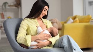 Informações práticas e acolhedoras tornam a amamentação mais confortável e prazerosa (Imagem: Pixel-Shot | Shutterstock)