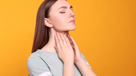 Amigdalite de repetição pode indicar a necessidade de uma investigação mais aprofundada (Imagem: New Africa | Shutterstock)