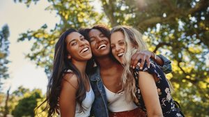 Cada signo vivencia a amizade de uma maneira (Imagem: StratfordProductions | Shutterstock)