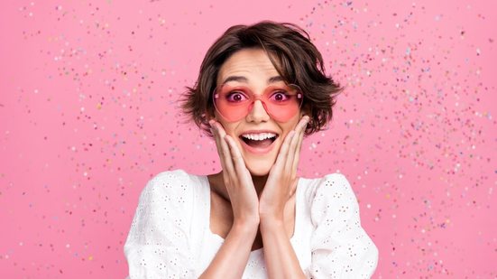 O clima de festa ganha uma camada extra de intensidade emocional com o eclipse solar (Imagem: Roman Samborskyi | Shutterstock)