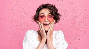 O clima de festa ganha uma camada extra de intensidade emocional com o eclipse solar (Imagem: Roman Samborskyi | Shutterstock)