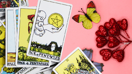 As cartas do baralho cigano revelam tendências diferentes para cada signo no amor em novembro  (Imagem: Suppawit Rmmabut | Shutterstock)