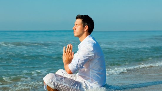 Momentos de oração promovem paz interior e atraem energias positivas, criando um ambiente de fé e proteção para um novo ciclo (Imagem: altafulla | Shutterstock)