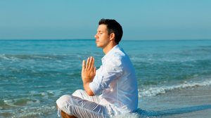 Momentos de oração promovem paz interior e atraem energias positivas, criando um ambiente de fé e proteção para um novo ciclo (Imagem: altafulla | Shutterstock)