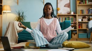 Manter o equilíbrio entre os estudos e os momentos de descanso é essencial para aliviar a ansiedade pré-vestibular (Imagem: Dragon Images | Shutterstock)
