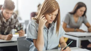 É possível controlar a ansiedade para o segundo dia do Enem (Imagem: LStockStudio | Shutterstock)