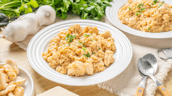 O arroz de frango cremoso é uma opção saborosa e nutritiva (Imagem: Agave Photo Studio | Shutterstock)
