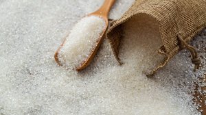 O banho de açúcar carrega uma simbologia singular que ajuda a atrair doçura, sorte e harmonia (Imagem: hxdbzxy | Shutterstock)