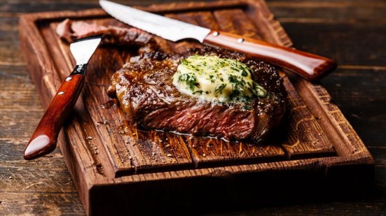 A picanha na manteiga é o prato perfeito para quem deseja servir algo diferente sem passar horas na cozinha (Imagem: Natalia Lisovskaya | Shutterstock)