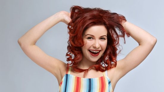 Avanço nas fórmulas de coloração impulsiona a tendência de pintar os cabelos sem abrir mão dos cuidados com os fios (Imagem: Africa Studio | Shutterstock)