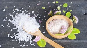 Os banhos de limpeza com sal grosso restauram as energias positivas (Imagem: images72 | Shutterstock)
