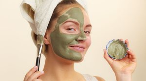 Existe um tipo de argila ideal para a pele da mulher em cada fase da vida (Imagem: Voyagerix | Shutterstock)