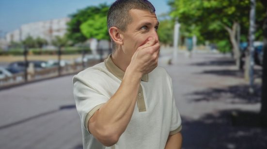 Arroto frequente pode ser sinal de que algo não está bem com o sistema digestivo (Imagem: Krakenimages.com | Shutterstock)