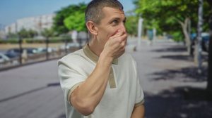 Arroto frequente pode ser sinal de que algo não está bem com o sistema digestivo (Imagem: Krakenimages.com | Shutterstock)