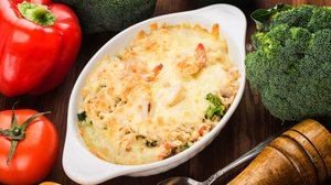 Arroz de forno com camarão (Imagem: yuda chen | Shutterstock)