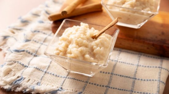 Arroz doce com coco ralado (Imagem: Sergio Hayashi | Shutterstock)