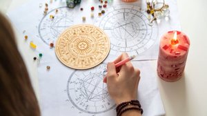 Cada pessoa possui um ascendente único, calculado a partir do horário e local de nascimento (Imagem: Anuta23 | Shutterstock)