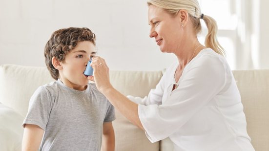 Embora possa ocorrer em qualquer faixa etária, a asma pode se manifestar desde os primeiros anos de vida (Imagem: PeopleImages | Shutterstock)
