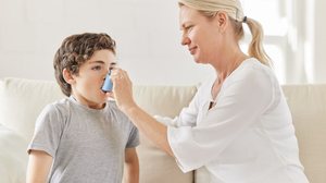 Embora possa ocorrer em qualquer faixa etária, a asma pode se manifestar desde os primeiros anos de vida (Imagem: PeopleImages | Shutterstock)