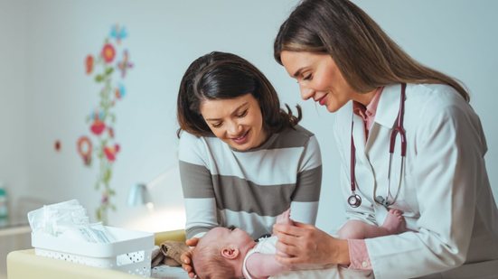 O formato da cabeça do bebê merece atenção nos primeiros meses de vida (Imagem: Dragana Gordic | Shutterstock)