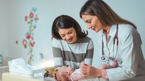O formato da cabeça do bebê merece atenção nos primeiros meses de vida (Imagem: Dragana Gordic | Shutterstock)