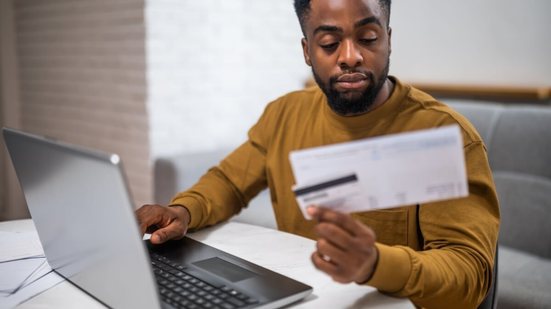 Muitos brasileiros pagam por serviços que não usam mais e só percebem isso quando revisam o extrato do cartão (Imagem: InesBazdar | Shutterstock)