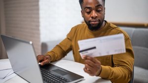Muitos brasileiros pagam por serviços que não usam mais e só percebem isso quando revisam o extrato do cartão (Imagem: InesBazdar | Shutterstock)
