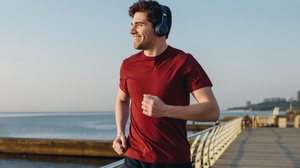 A atividades física melhora a saúde do coração e contribui para uma vida mais longa (Imagem: ViDI Studio | Shutterstock)