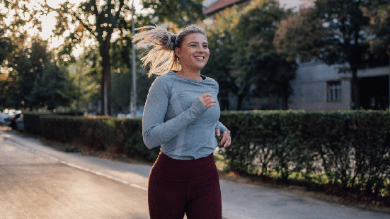 Exercícios físicos podem ajudar a aliviar a ansiedade e o estresse (Imagem: Zamrznuti tonovi | Shutterstock)