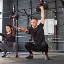 O perfil de "atleta de fim de semana" cresceu com a popularização de modalidades como corrida, funcional e beach tennis (Imagem: Green Elk | Shutterstock)