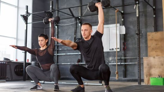 O perfil de "atleta de fim de semana" cresceu com a popularização de modalidades como corrida, funcional e beach tennis (Imagem: Green Elk | Shutterstock)