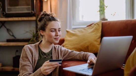 A experiência de compra no e-commerce não depende apenas de vender bem (Imagem: Halfpoint | Shutterstock)