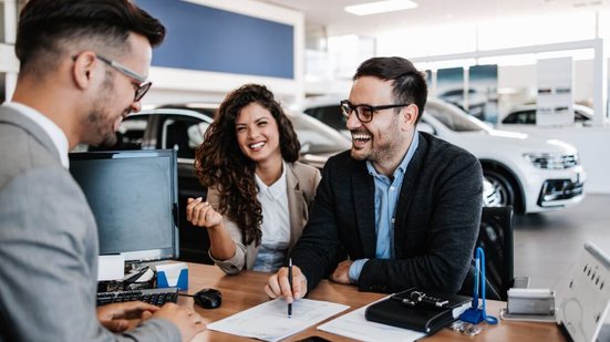 Assim que identificar qualquer dificuldade para manter o financiamento em dia, é importante analisar o contrato, os juros, os encargos e a notificação (Imagem: DuxX | Shutterstock)