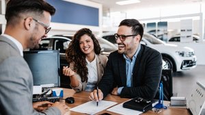 Assim que identificar qualquer dificuldade para manter o financiamento em dia, é importante analisar o contrato, os juros, os encargos e a notificação (Imagem: DuxX | Shutterstock)