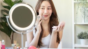 Diante de altas temperaturas, aumento da oleosidade e incidência direta de sol, aplicar cada item na ordem certa garante melhor desempenho da maquiagem (Imagem: Pormezz | Shutterstock)