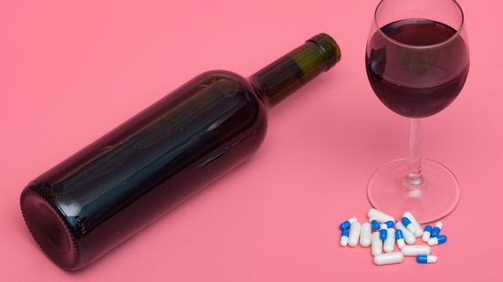 Misturar álcool e medicamentos pode trazer riscos graves à saúde (Imagem: PawelKacperek | Shutterstock)